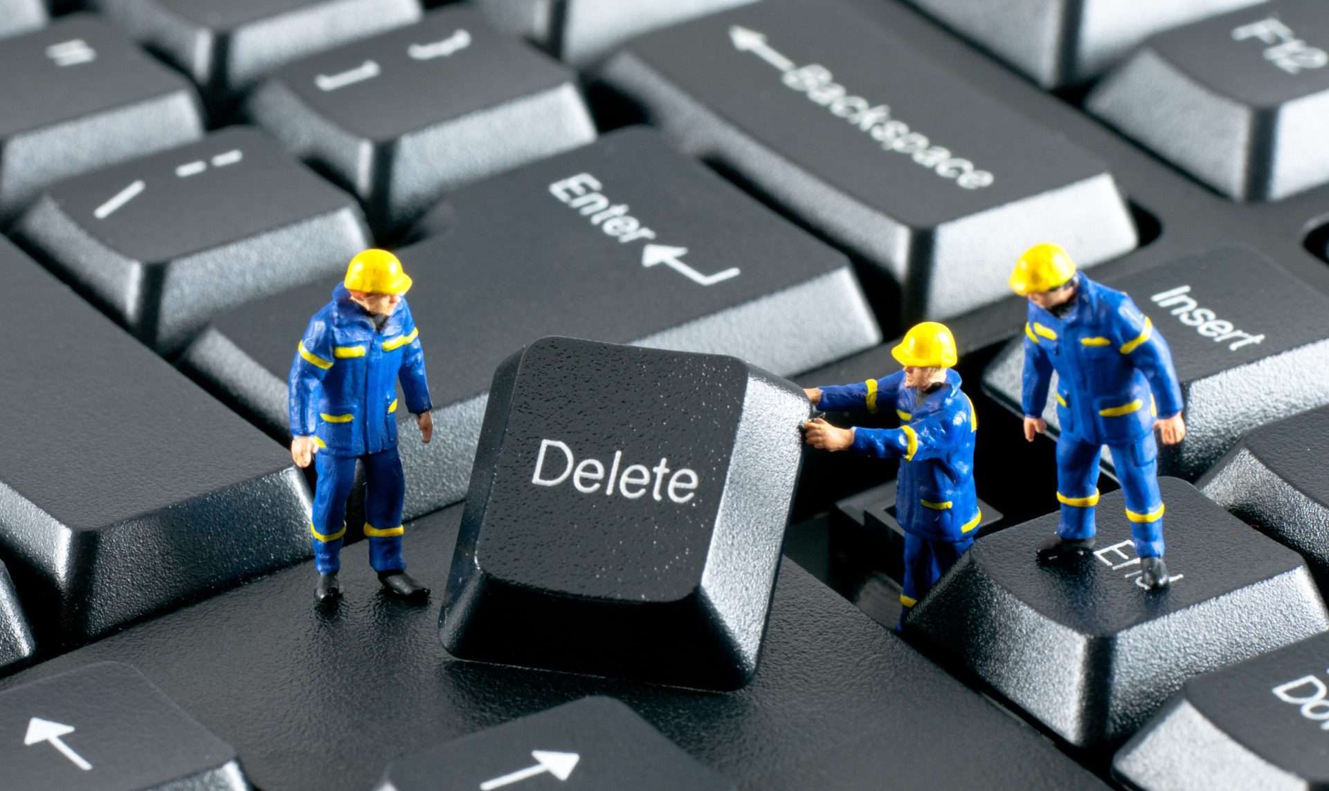 Helpdesk 1 team of construction workers working on a computer keyboard GkjrgYAO scaled